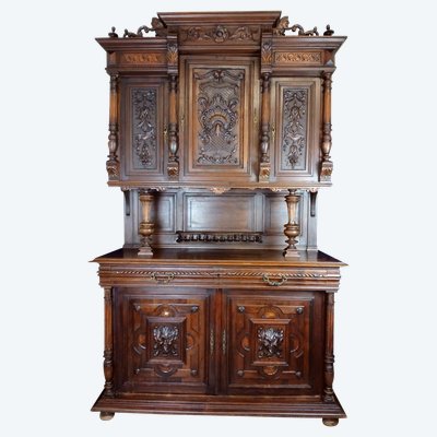 Beautiful Renaissance style sideboard in solid walnut, fully carved