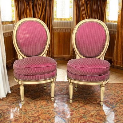 PAIRE DE CHAUFFEUSES ANCIENNES DE STYLE LOUIS XVI BIEN RECOUVERTE AVEC TISSU