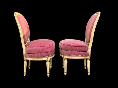 PAIRE DE CHAUFFEUSES ANCIENNES DE STYLE LOUIS XVI BIEN RECOUVERTE AVEC TISSU