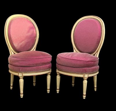 PAIRE DE CHAUFFEUSES ANCIENNES DE STYLE LOUIS XVI BIEN RECOUVERTE AVEC TISSU