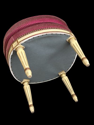 PAIRE DE CHAUFFEUSES ANCIENNES DE STYLE LOUIS XVI BIEN RECOUVERTE AVEC TISSU