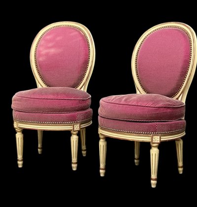 PAIRE DE CHAUFFEUSES ANCIENNES DE STYLE LOUIS XVI BIEN RECOUVERTE AVEC TISSU