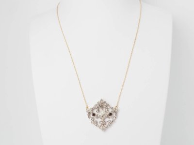 Collier volutes en or jaune et argent, grenat diamants et perle