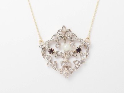 Collier volutes en or jaune et argent, grenat diamants et perle