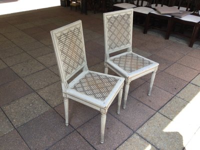 Set di sei sedie Luigi XVI in legno di rechampi, rivestite di paglia.