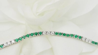 Bracciale fiume in oro bianco, smeraldi e diamanti