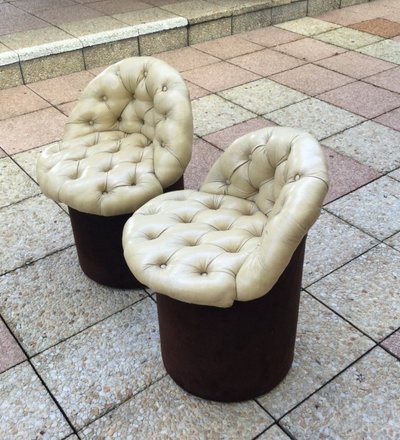 Coppia di piccoli pouf a schienale basso.