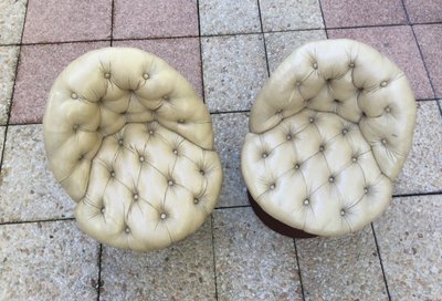 Coppia di piccoli pouf a schienale basso.