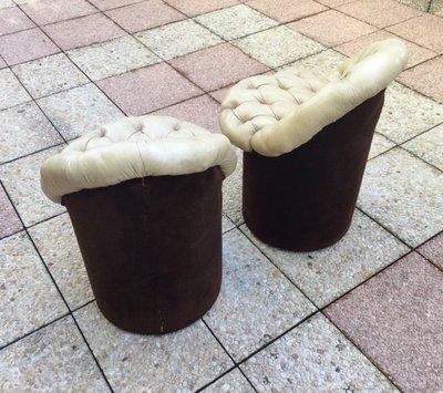 Coppia di piccoli pouf a schienale basso.