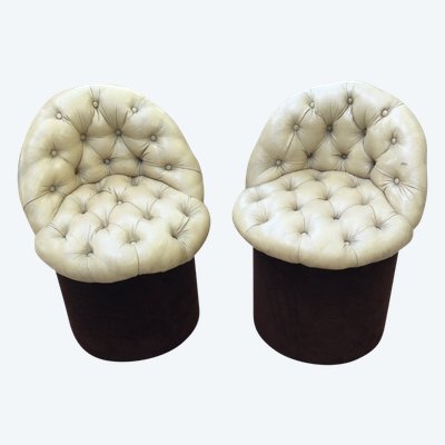 Coppia di piccoli pouf a schienale basso.