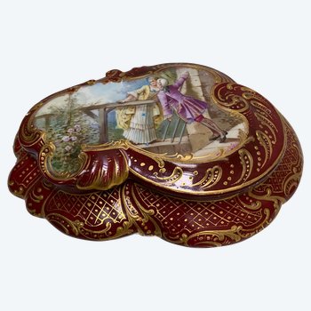 PORCELAIN BOX, ROCAILLE AND GALLANT SCENE