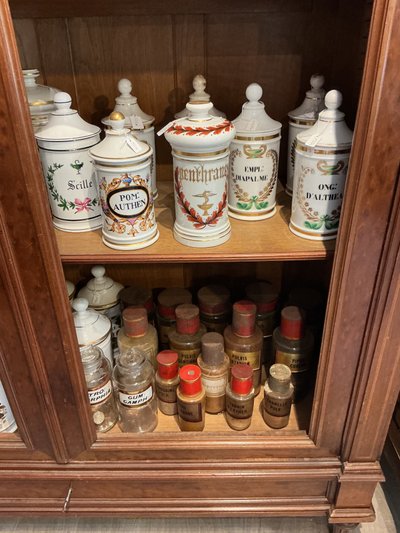 Nuova collezione di VASI DA FARMACIA ANTICA in porcellana e vetro.