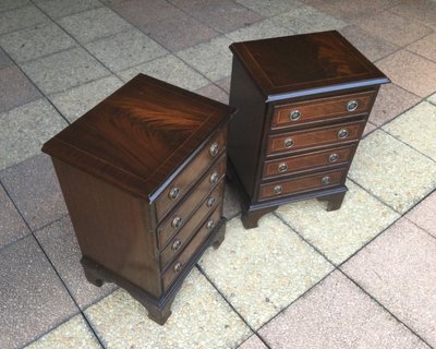 Une Paire De Petites Commode Basses, ateliers Mapple