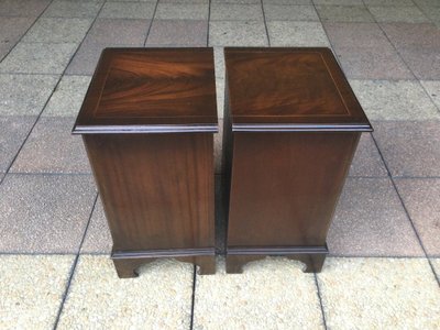 Une Paire De Petites Commode Basses, ateliers Mapple