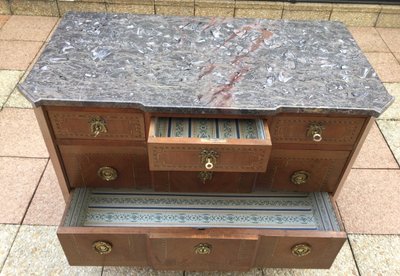 Une Commode En Marqueterie De Style Transition Louis XV -louis XVI