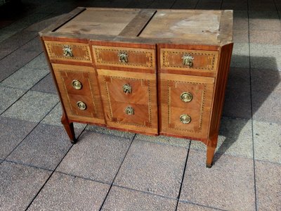 Une Commode En Marqueterie De Style Transition Louis XV -louis XVI