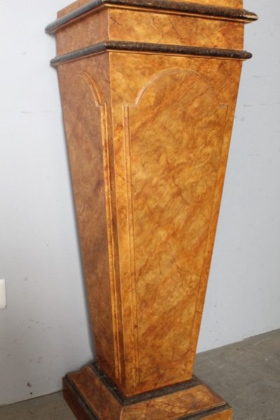 Ancient column XVIII century lacquered base painted fake marble. Siena Yellow. Measurements h 108. Base 33 x 33