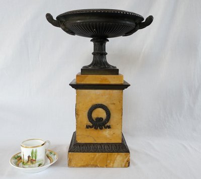 Large Tazza cup in patinated bronze and yellow Siena marble - Empire style, Charles X period