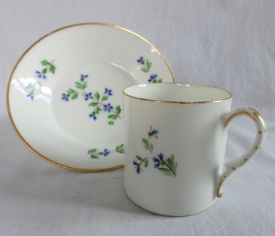 Litron coffee cup decorated with blue cornflowers and gold trim, Paris porcelain, late 18th - early 19th century