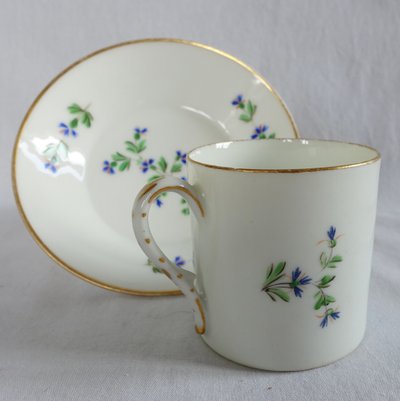 Litron coffee cup decorated with blue cornflowers and gold trim, Paris porcelain, late 18th - early 19th century