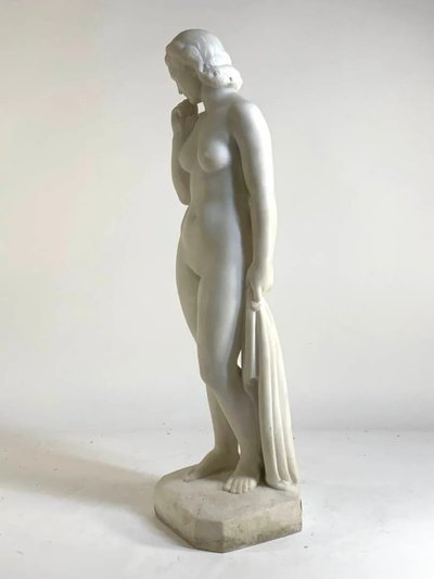 Bagnante – Raffinata scultura in marmo di Carrara di Cipriani Ugo di Meneville 