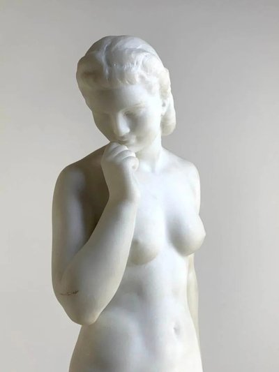 Bagnante – Raffinata scultura in marmo di Carrara di Cipriani Ugo di Meneville 