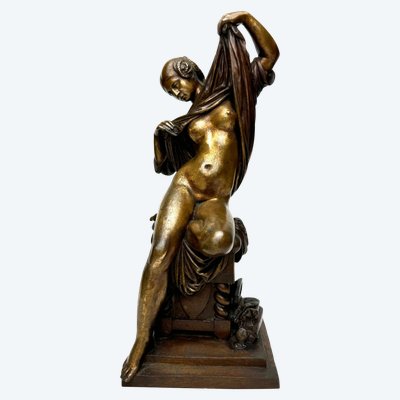 Scultura in bronzo raffigurante una donna seduta che si spoglia