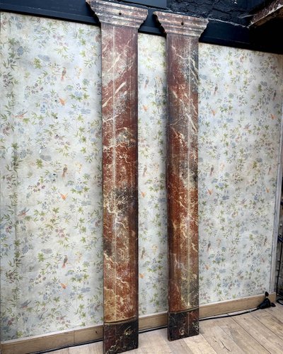Coppie di colonne sceniche in legno dipinte in finto marmo e secondo l'Antico