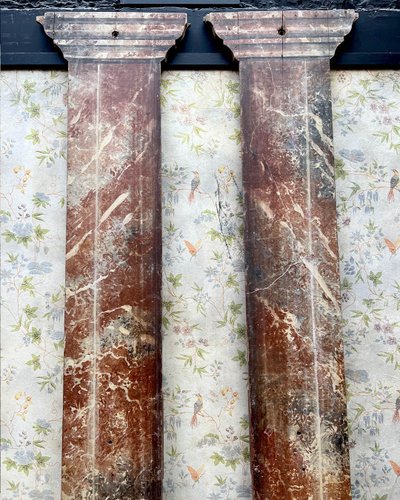 Coppie di colonne sceniche in legno dipinte in finto marmo e secondo l'Antico