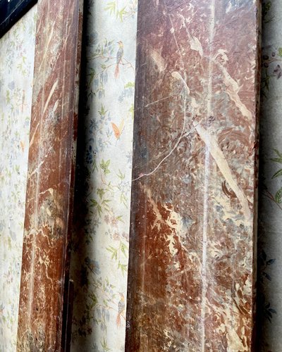 Coppie di colonne sceniche in legno dipinte in finto marmo e secondo l'Antico