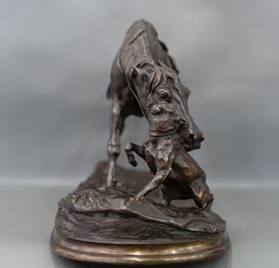 Scultura - Cavalla nella stalla che gioca con un cane, Pierre-Jules Mêne (1810-1879) - Bronzo