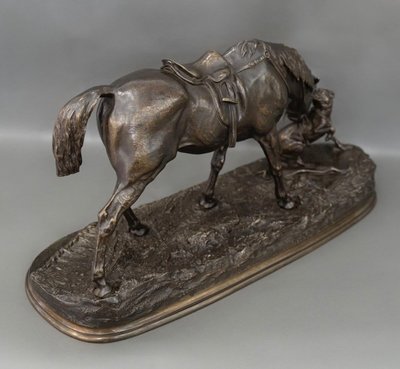 Scultura - Cavalla nella stalla che gioca con un cane, Pierre-Jules Mêne (1810-1879) - Bronzo