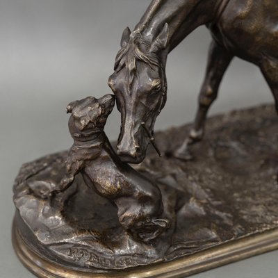Scultura - Cavalla nella stalla che gioca con un cane, Pierre-Jules Mêne (1810-1879) - Bronzo
