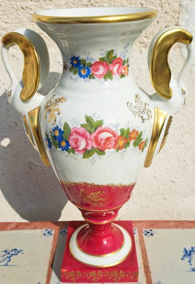 Vaso francese Pilllivuyt in porcellana marchiata con manici a testa di cigno dipinti a mano