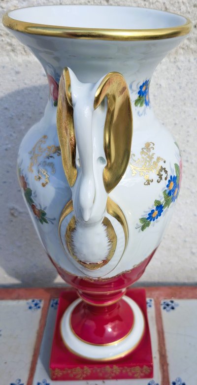 Vaso francese Pilllivuyt in porcellana marchiata con manici a testa di cigno dipinti a mano