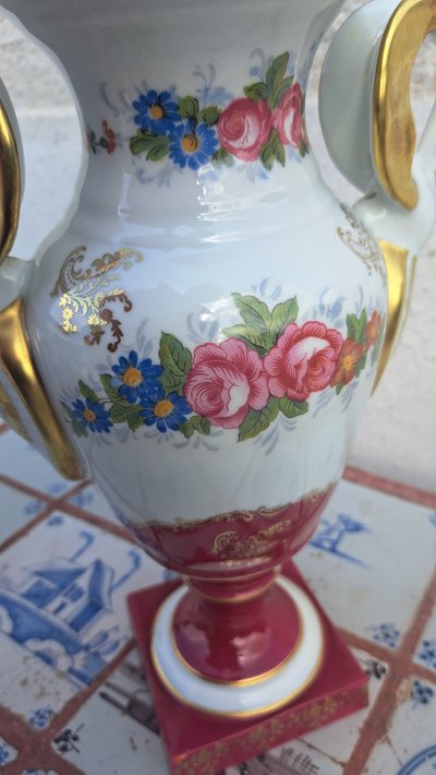 Vaso francese Pilllivuyt in porcellana marchiata con manici a testa di cigno dipinti a mano