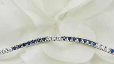 Bracciale fiume in oro bianco, zaffiri e diamanti