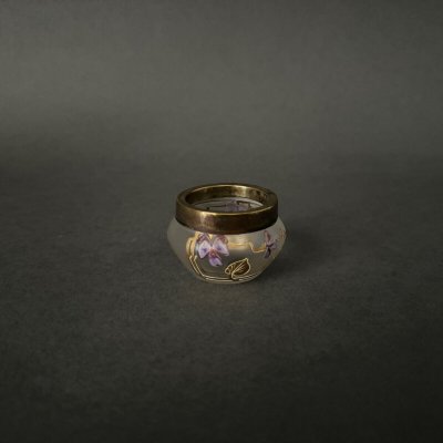 Paar emaillierte Salzfässchen im Jugendstil um 1900 mit Veilchendekor