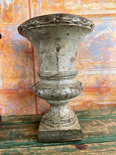 Coppia di vasi antichi in ghisa medicea, datati 1864, XIX secolo