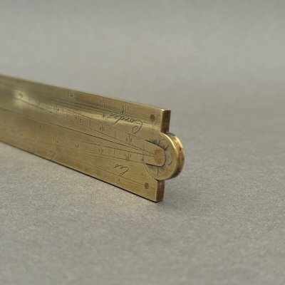 Pied de roi en laiton gravé XVIIIe