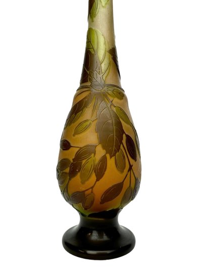 Gallé-Vase mit fruchtigem Olivenzweigdekor 
