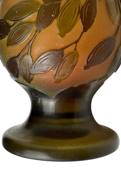 Gallé-Vase mit fruchtigem Olivenzweigdekor 
