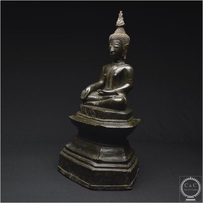 Laos, XVII - XVIII secolo, importante Buddha Maravijaya in bronzo massiccio con patina marrone