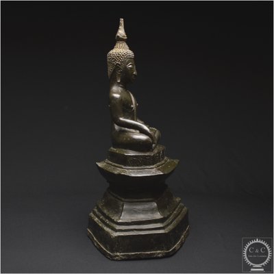 Laos, XVII - XVIII secolo, importante Buddha Maravijaya in bronzo massiccio con patina marrone