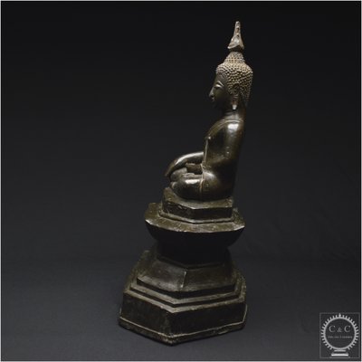 Laos, XVII - XVIII secolo, importante Buddha Maravijaya in bronzo massiccio con patina marrone