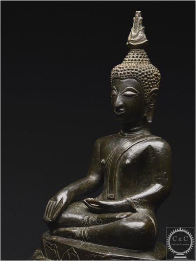 Laos, XVII - XVIII secolo, importante Buddha Maravijaya in bronzo massiccio con patina marrone