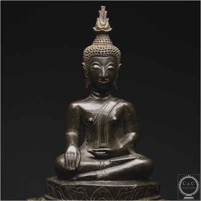 Laos, XVII - XVIII secolo, importante Buddha Maravijaya in bronzo massiccio con patina marrone