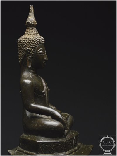 Laos, XVII - XVIII secolo, importante Buddha Maravijaya in bronzo massiccio con patina marrone