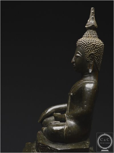 Laos, XVII - XVIII secolo, importante Buddha Maravijaya in bronzo massiccio con patina marrone