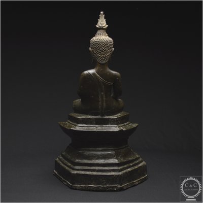 Laos, XVII - XVIII secolo, importante Buddha Maravijaya in bronzo massiccio con patina marrone